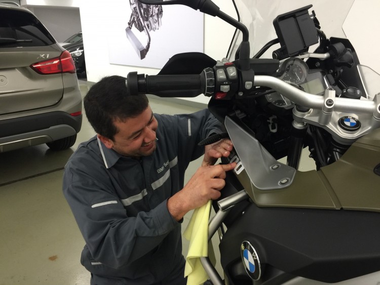 César Vique, Jefe de Taller de motos, colocando los vinilos.