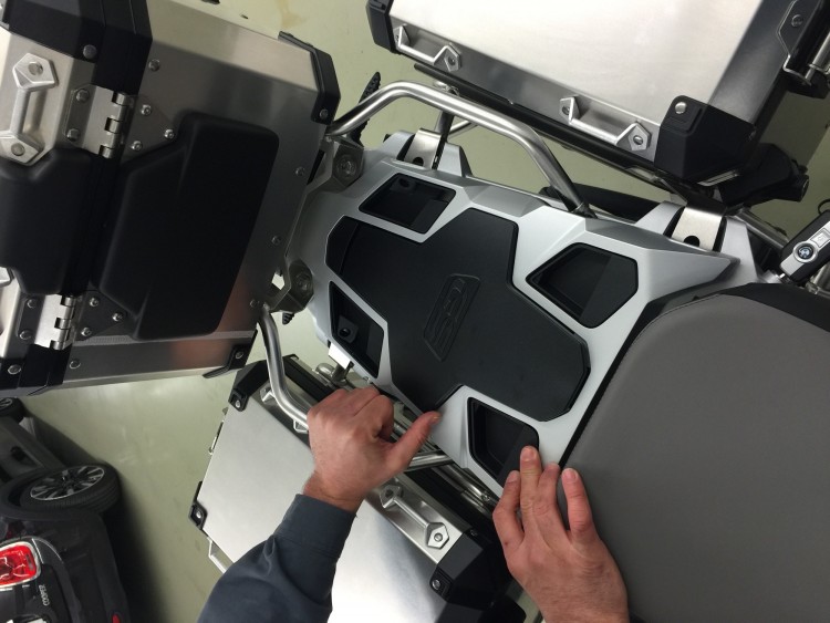 En la moto se han instalado diversos accesorios como la plataforma posterior para llevar equipaje en el lugar del pasajero.