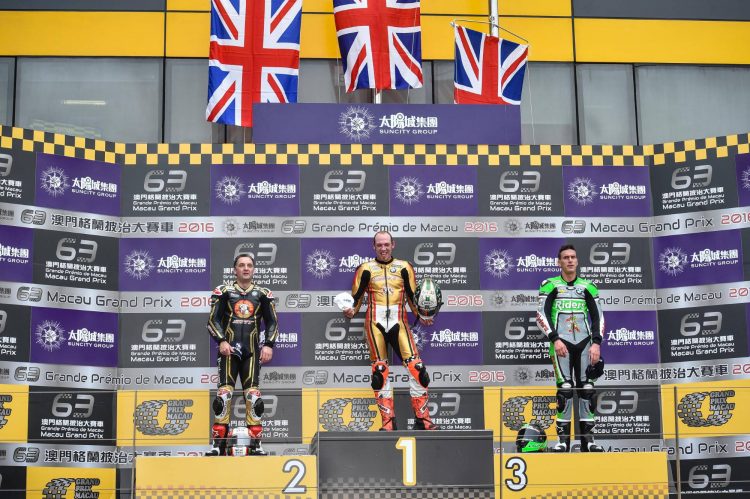 Podium Macau 2016: 1. Peter Hickman, BMW, 2. Michael Rutter, BMW